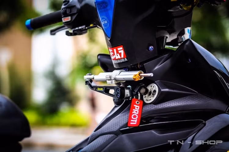 Xe được sử dụng trợ lưc Ohlins tem khắc pad rời núm bông, pad được CNC từ nhôm và nhuộm đen.