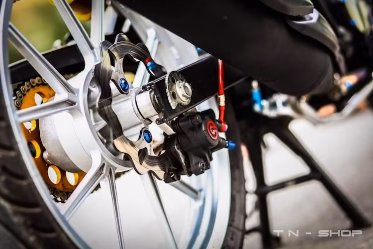 Dàn chân sau được trang bị phuộc Ohlins, heo Brembo . đĩa Galfer cùng Mâm Daytona . Đĩa tải nhôm giúp xe nhẹ nhẹ hơn.