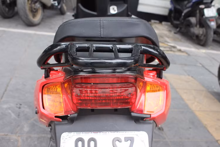 Cụm đèn hậu của xe được thiết kế đơn giản, vuông vức và tích hợp sẵn đèn xi-nhan. Tùy từng thị trường, Zuma 50 có thể được bán với đèn xi-nhan rời. Ở phần đuôi xe còn có sẵn tay dắt tích hợp baga, khiến chủ xe có thể dễ dàng lắp thêm thùng nếu muốn.