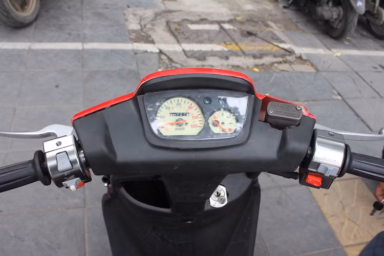 Bảng đồng hồ của chiếc xe được thiết kế đơn giản khi chỉ có đồng hồ tốc độ và báo xăng, bên cạnh một số đèn báo khác. Ở bên dưới phần đầu, xe còn có một hộc đồ nhỏ đủ chỗ chứa một số vật dụng cá nhân. Trong khi đó, ổ khóa của Zuma 50 là dạng khóa từ 2 cấp giống nhiều dòng xe khác của Yamaha.