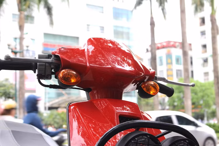 So với những mẫu xe tay ga cỡ nhỏ trong đô thị khác như Honda Dio hay chính chiếc Jog của hãng xe máy Yamaha, Zuma 50 sở hữu thiết kế độc đáo, cá tính khi "lai" giữa xe tay ga truyền thống với các dòng xe địa hình enduro hay supermoto. Ở phía trước, phần đầu xe được thiết kế đơn giản, chỉ có cặp đèn pha rời gắn gọn phía dưới.