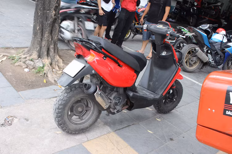 Với kích thước nhỏ nhắn, Zuma 50 cũng là mẫu xe phù hợp cho 1 người. Dù yên xe khá dài, tuy nhiên chiếc xe không được trang bị gác chân cho người ngồi sau. Nằm dưới yên là khoang đựng đồ đủ để vừa một chiếc mũ bảo hiểm full-face.