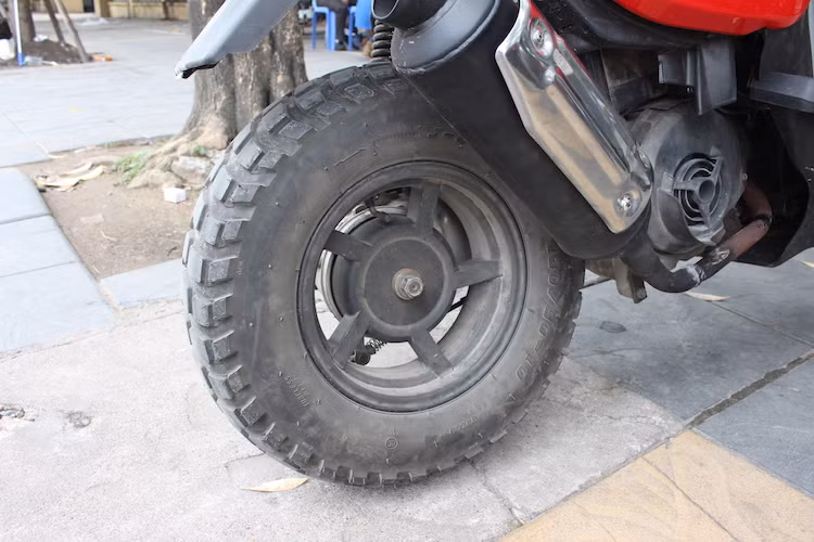 Do có công suất nhỏ và phụ tùng khó kiếm, động cơ 2 kỳ nguyên bản trên chiếc Zuma 50 này đã được chủ xe thay bằng máy Yamaha Mio Classico. Ở phía sau, chiếc xe có lốp lớn tới 130/90/10, tuy nhiên hệ thống phanh chỉ là loại phanh đùm thay vì phanh đĩa như bánh trước.