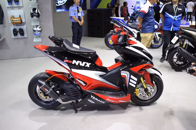 Không chỉ có 2 bên cánh yếm được chế mủ, phần thân xe kể từ đầu yên trở về sau cũng hoàn toàn khác biệt so với NVX nguyên bản. Không chỉ có phần đuôi vuốt nhọn như superbike, chiếc NVX còn có yên solo tạo kiểu độc đáo như đang "nổi" trên thân xe.