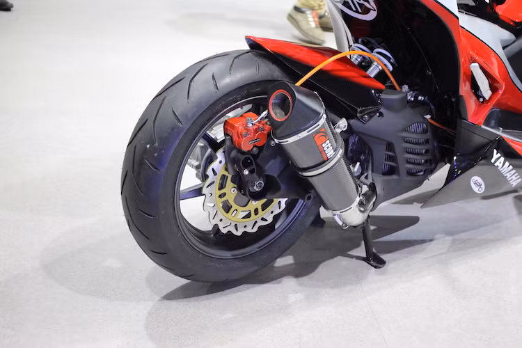 Hệ thống phuộc sau nguyên bản vốn bị nhiều người chê của NVX đã được thay bằng kết cấu phuộc kép mới, nhưng bố trí theo kiểu phuộc đơn monoshock. Vốn chỉ được trang bị phanh đùm ở dạng nguyên bản, chiếc xe cũng đã được độ lên phanh đĩa phía sau bằng cách sử dụng đĩa kiểng và heo Racing Boy 2 pis. Cây pô Scorpion khiến tiếng nổ của động cơ to và mạnh mẽ hơn.