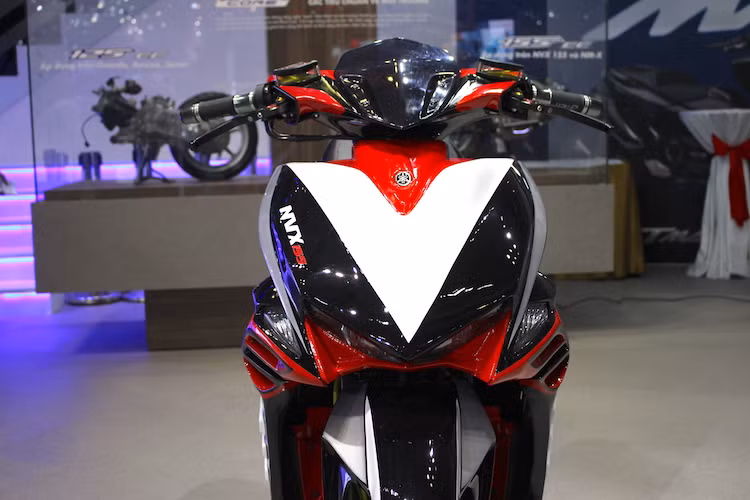 Ở phía trước, chiếc NVX đã được Yamaha giữ nguyên phần đầu nguyên bản. Cụm đèn pha và đèn xi-nhan gốc của chiếc xe cũng không có thay đổi gì ngoại trừ chóa dán màu đen trùng với các mảng sơn trang trí thân xe. Tuy nhiên ở hai bên yếm, chiếc xe đã được chế mủ tạo thành các hốc hút gió "giả" giống như quây gió của các dòng superbike.