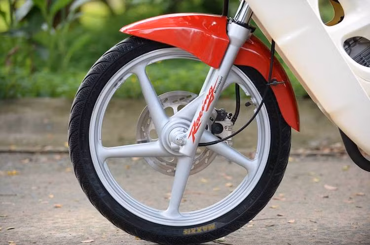 Không chỉ có kiểu dáng hấp dẫn, Suzuki FX125 cũng mang nhiều chi tiết và trang bị "đi trước thời đại", hiếm khi xuất hiện trên các dòng xe underbone lúc đó như khung trọng lượng nhẹ, mâm đúc 5 cánh xoắn đặc trưng, phuộc sau monoshock, động cơ DOHC...