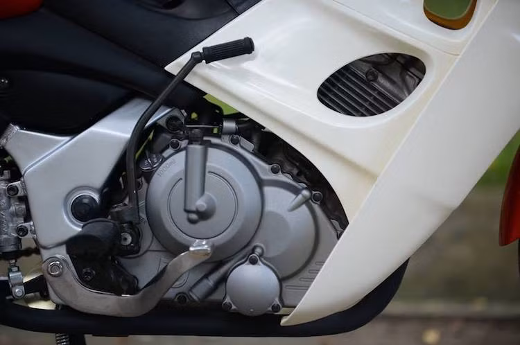 Điểm nhấn nổi bật nhất của Suzuki FX125 là khối động cơ 125 cc với công nghệ xú-páp kép DOHC 4 van làm mát bằng không khí kết hợp với hệ thống tản nhiệt dầu SACS (Suzuki Advanced Cooling System). Có dung tích thực 124,5 cc, động cơ này đem tới công suất tối đa 13,3 mã lực - con số rất ấn tượng vào thời điểm đó.