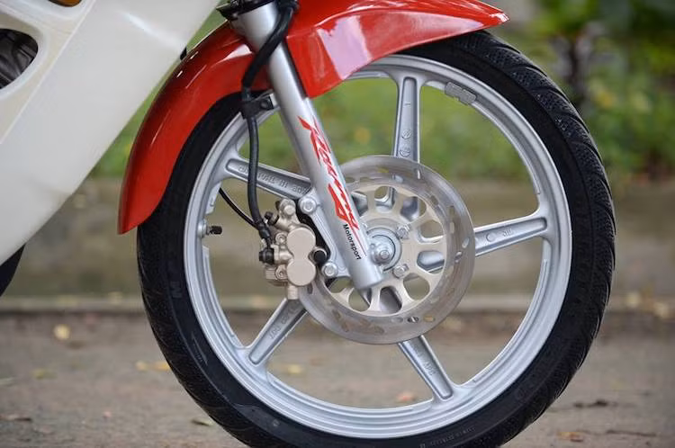 Hình ảnh những chàng trai đi FX, chở phía sau một "mỹ nhân" mặc áo 2 dây đã trở thành biểu tượng của sự sành điệu những năm đầu Thế kỷ 21. Với sức mạnh vượt trội và tốc độ cao, FX125 cũng trở thành sự lựa chọn của nhiều tay đua đường phố, khiến người dân "kinh hoàng" vào mỗi đêm.