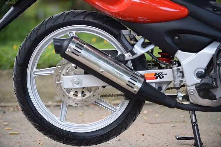 Khối động cơ DOHC cùng cây pô nguyên bản cũng đem tới cho FX tiếng nổ ấm rất đặc trưng, "mê hoặc" nhiều thanh niên những năm 2000. Ngoài FX125, động cơ này còn được sử dụng chung với mẫu hyper underbone Raider 125. Nó vẫn là nền tảng để Suzuki tạo ra các loại động cơ 150 cc FI được hãng sử dụng cho Raider 150FI/GSX-R150/GSX-S150 ngày nay.