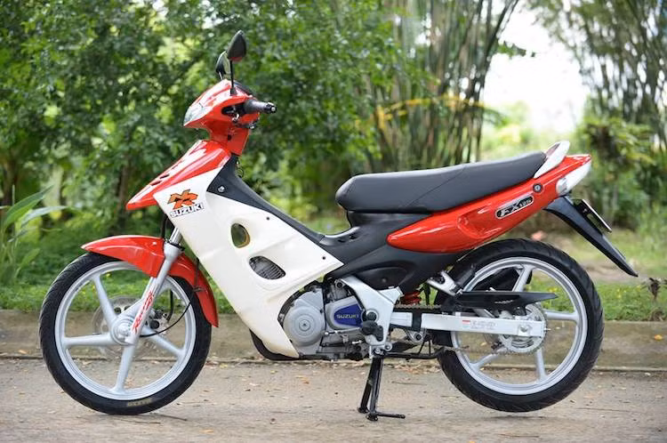 Tại Việt Nam, thương hiệu Suzuki từ lâu đã có "chỗ đứng" trong lòng những người yêu xe bởi hàng loạt các dòng xe côn tay nổi tiếng như Su "Xì-po", GN125... Tới khoảng năm 2000, một dòng xe côn tay dáng underbone mới được nhập vào nước ta là những chiếc xe máy Suzuki FX125 đã nhanh chóng trở thành "hàng hot", là biểu tượng của sự sành điệu và "chất chơi" trong giới trẻ thời điểm đó.
