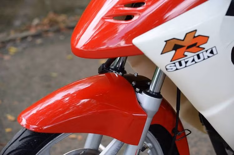 Vào thời điểm những năm 2000-2001, một chiếc Suzuki FX125 nhập nguyên chiếc từ Nhật có thể có giá lên tới 3500 USD (tương đương hơn 110 triệu đồng theo quy đổi tỷ giá hiện nay) - một con số rất lớn vào thời điểm đó. Chính vì vậy, dòng xe này chỉ được dành cho các "cậu ấm", "cô chiêu" gia đình giàu có hay những "dân chơi" đích thực.