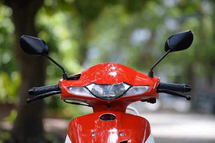 Ra mắt lần đầu vào năm 1998 và được sản xuất tại Malaysia hoặc Nhật Bản, những chiếc FX125 du nhập vào Việt Nam thông qua các cửa hàng nhập khẩu xe tư nhân. Vào thời điểm xuất hiện, FX125 đã gây ấn tượng bởi thiết kế khí động học hiện đại và thể thao hơn bất kỳ dòng xe số nào khi đó, kể cả những "đàn anh" Su "xì-po" như RGV 120 hay Satria 120.