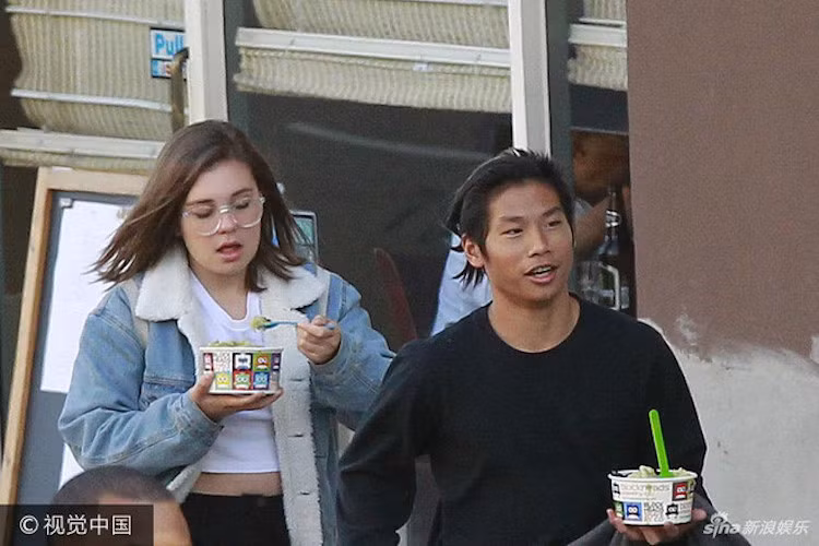 Tinh thần Pax khá vui vẻ, thoải mái dù bố mẹ vừa có cuộc ly hôn ầm ĩ. Pax Thien khá thân thiết với mẹ Angelina Jolie. Cậu bé nhiều lần tháp tùng mẹ và trông các em mỗi lần gia đình ra ngoài.