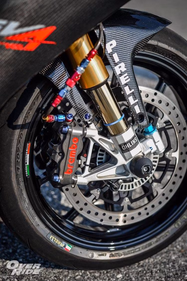 Toàn bộ dàn phuộc trước của chiếc xe cũng đã được thay thế bằng cặp phuộc Ohlins giống như xe đua WSBK. Trong khi đó, hệ thống phanh trước cũng sở hữu một loạt các phụ tùng "đỉnh cao" như cặp heo Brembo P4 100 mm, đĩa phanh Brembo T-Drive và cụm dây dầu Earl's.