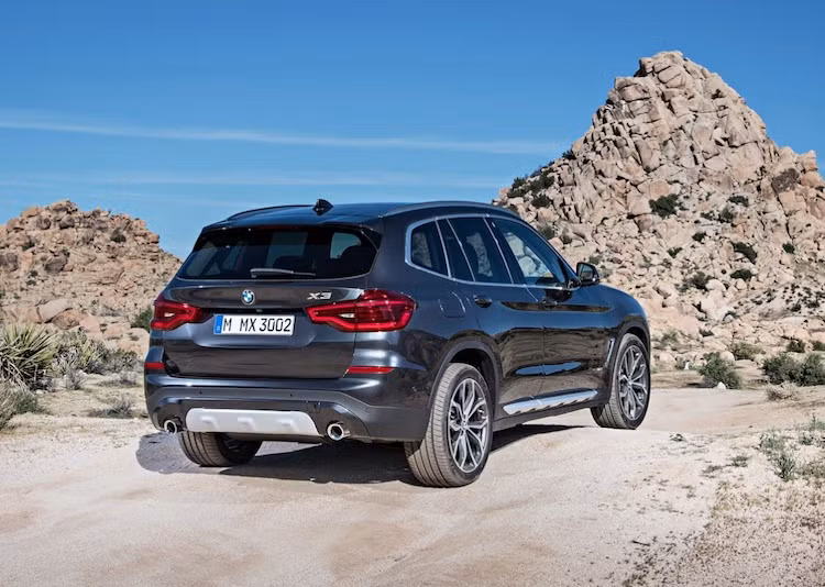 Trong khi đó, cụm đèn hậu 3 chiều LED cùng cánh đuôi trên kính sau và ống xả kép khiến cho X3 thế hệ mới trông "cơ bắp" và thể thao hơn. X3 cũng là mẫu BMW đầu tiên được trang bị sẵn móc kéo ở phía sau, khiến khách hàng có thể dễ dàng kéo theo rơ-mooc hay gắn giá để xe đạp.