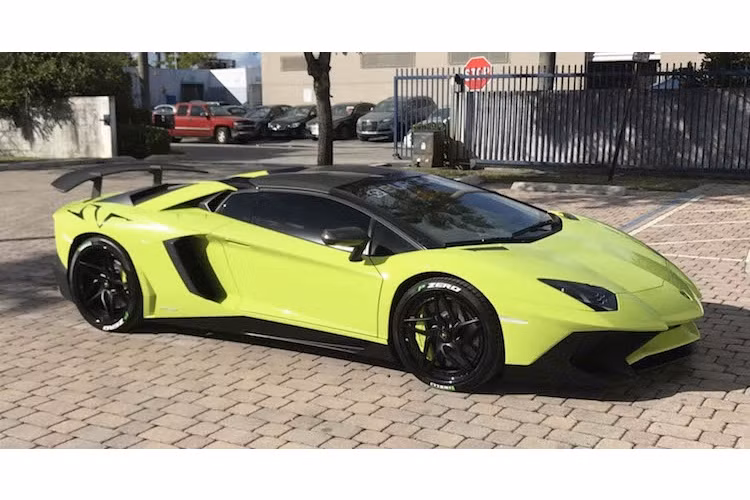 Với thời gian tăng tốc từ 0-100 km/h chỉ trong 2,8 giây và tốc độ tối đa 350 km/h, Lamborghini Aventador Roadster SV hiện đang là siêu xe mui trần nhanh nhất nhà Lamborghini và nhanh hơn đa số phương tiện khác trên đường. Tuy nhiên do 70% diện tích bề mặt Trái Đất là nước biển, những "đại gia" sẽ cần tới một chiếc siêu du thuyền tương xứng.