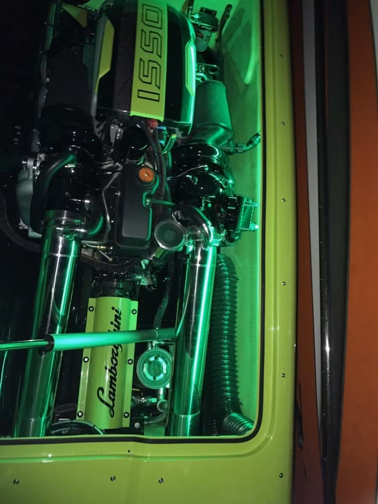 Dù Lamborghini cũng đã từng sản xuất động cơ du thuyền, tuy nhiên chiếc MTI G6 lại sử dụng động cơ V8 tăng áp kép của hãng Mercury Racing. Nếu dùng xăng A92, động cơ này có công suất lên tới 1350 mã lực và thậm chí còn tăng lên thành 1550 mã lực nếu chạy xăng xe đua. MTI G6 có khả năng đạt tốc độ tối đa 290 km/h trên mặt nước.