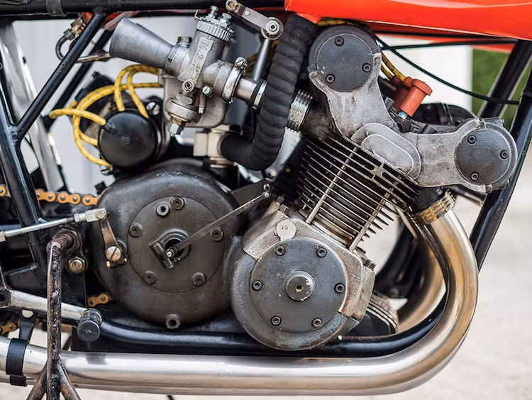 Sức mạnh của Gilera 500 4-Cilindri được cung cấp bởi khối động cơ 4 xi-lanh thẳng hàng nằm giữa xe. Động cơ này có 4 kỳ nạp khí tự nhiên, tổng dung tích xi-lanh 499,4 cc, bố trí xú páp kép 4 van/xi lanh DOHC, đường kính trái 52 mm và hành trình piston 58,8 mm.