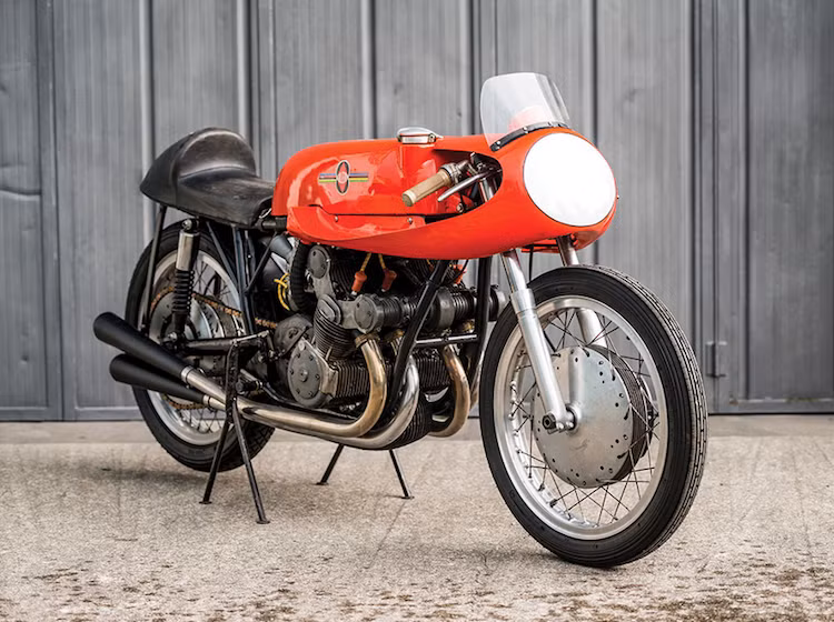 Ngày nay, hãng xe Ý Gilera trực thuộc Piaggio chỉ được biết tới nhờ những mẫu xe ga đô thi phân khối nhỏ giá rẻ. Tuy nhiên vào thập niên 50 của Thế kỷ 20, hãng đã từng là một "tay chơi" lớn của ngành công nghiệp môtô Ý, khi góp mặt vào giải đua tiền thân của MotoGP ngày nay là 500GP từ thập niên 50 với mẫu xe môtô cổ Gilera 500 4-Cilindri.