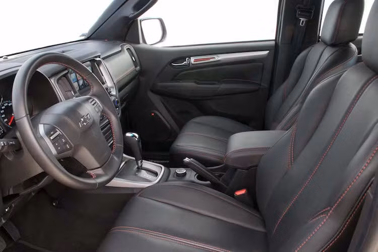 Chiếc xe cũng được trang bị sẵn hệ thống âm thanh chất lượng cao từ hãng JBL. Các ghế ngồi trên S10 Trailboss không có sự khác biệt so với chiếc xe đang được bán.