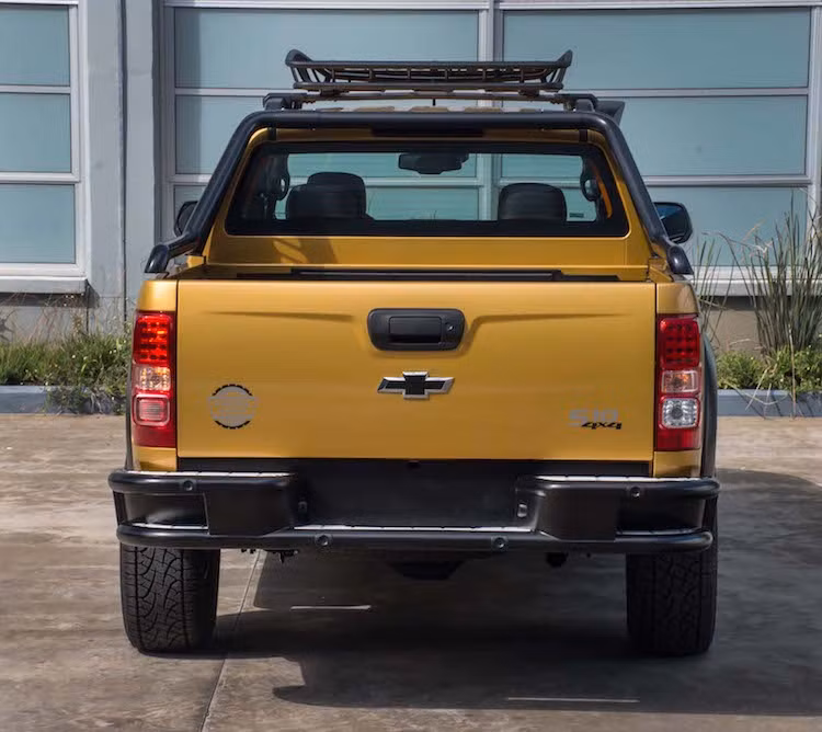 Dù chỉ là một mẫu xe ý tưởng nhưng những trang bị trên S10 Trailboss Concept đều có thể được bán dưới dạng phụ kiện để mọi khách hàng có thể tự "độ" một chiếc xe tương tự. Trên thực tế, S10 Trailboss cũng khá tương đồng với chiếc Chevrolet Colorado 2017 từng được Chevrolet Việt Nam trưng bày tại triển lãm VMS 2016 năm ngoái.