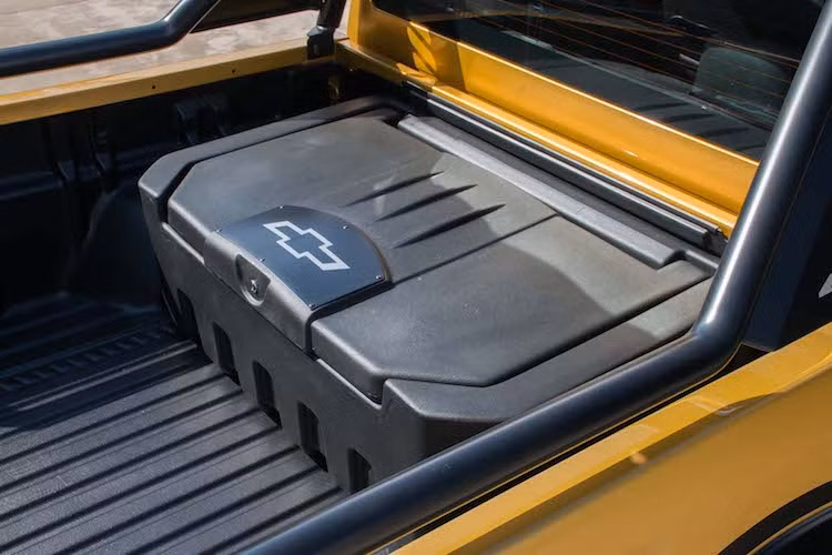 Nằm ở cuối thùng xe còn có một hộp đựng đồ chính hãng của Chevrolet với khóa độc lập. Dù khiến cho thể tích thùng xe bị giảm xuống, tuy nhiên hộp đồ độc lập này giúp người dùng có thể bảo quản các hành lý cần giữ sạch sẽ như quần áo, lương thực... an toàn và dễ dàng hơn.