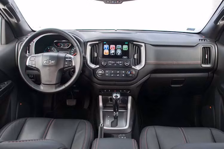 Ở bên trong nội thất, S10 Trailboss sở hữu tông màu ngược hoàn toàn với ngoại thất khi có màu da bọc đen và viền chỉ màu cam. Đồng thời trên bảng điều khiển trung tâm của xe đã được trang bị hệ thống thông tin giải trí MyLink thế hệ mới nhất, với kết nối Android Auto và Apple Carplay.