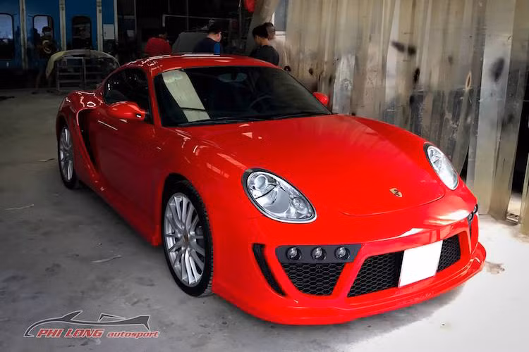 Ra mắt lần đầu vào năm 2005, siêu xe Porsche Cayman về cơ bản là phiên bản coupe của dòng roadster mui trần Porsche Boxster. Hiện đã được đổi tên thành 718 Cayman, Cayman là dòng xe coupe có giá rẻ nhất tới từ hãng Porsche. Những chiếc Cayman thế hệ đầu tiên còn có giá giảm hơn nữa, khiến nhiều người có cơ hội sở hữu mẫu xe thể thao này hơn.