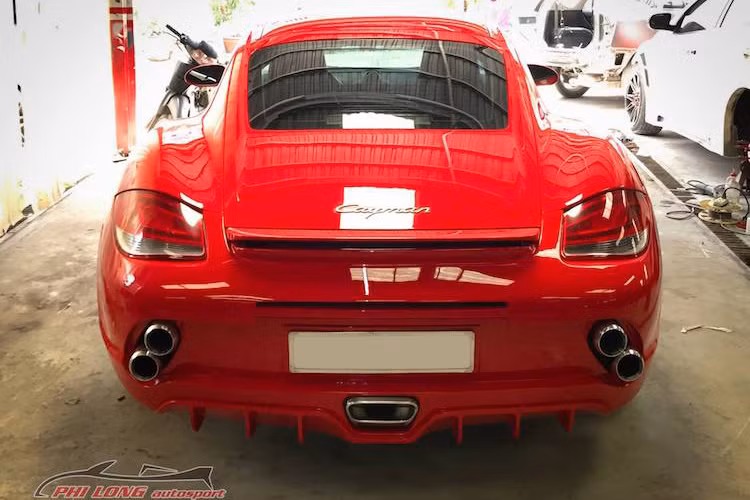 Ở phía sau, chiếc Cayman cũng đã có phần đuôi với thiết kế khá độc đáo. Không chỉ có ống xả chính giữa như xe nguyên bản, hai bên cản còn có thêm 2 cặp ống xả đặt chéo tương tự như các dòng xe Lexus F-Series. Tuy nhiên hiện chưa rõ 2 ống xả này chỉ "làm cảnh" hay thực sự có tác dụng thải khí.