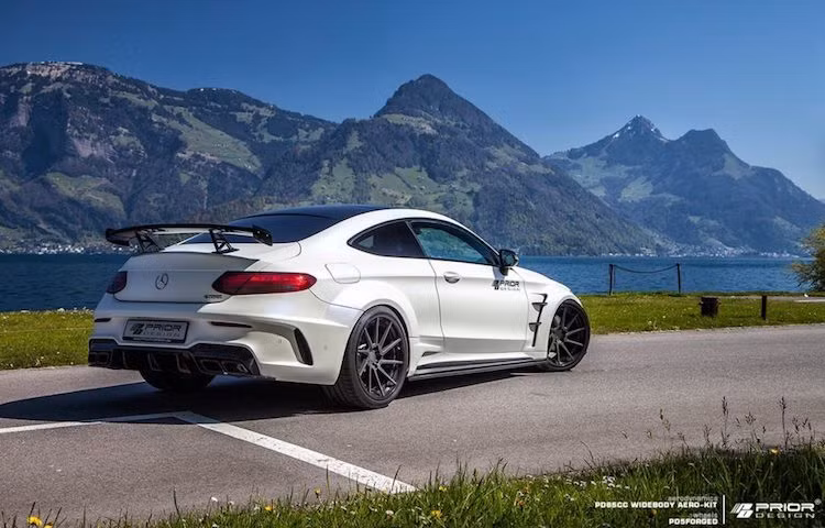 Ở phía sau, chiếc C63 AMG cũng đã được độ cản sau hoàn toàn mới của Prior Design, được tích hợp sẵn cánh khuếch tán khí động học ở bên dưới. Kết thúc những thay đổi ở ngoài ngoại thất là cánh đuôi lớn ở phía trên nắp khoang hành lý.