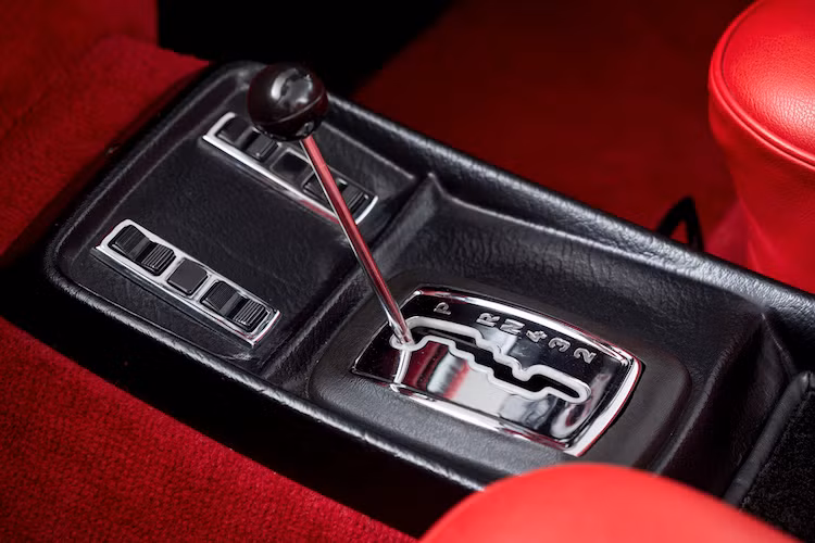 Là phiên bản cao cấp nhất, 280 SE 3.5 Cabriolet được trang bị hàng loạt các tiện nghi mà những phiên bản thường không có. Đặc biệt, chiếc xe sở hữu các cửa kính đóng mở bằng điện, với nút điều khiển được đặt ở bệ trung tâm, phía trên cần số.