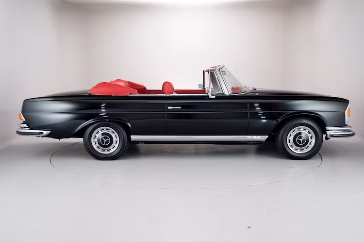 Về thiết kế, 280 SE 3.5 Cabriolet có phần đầu và đuôi xe không khác gì so với bản sedan. Khác biệt lớn nhất của chiếc xe đó là chỉ có 2 cửa bên thay vì 4 cửa và bộ mui xếp mềm thay cho mui kín. Được đóng mở bằng tay, bộ mui này khi đóng lại khiến chiếc xe có kiểu dáng tương tự bản coupe.