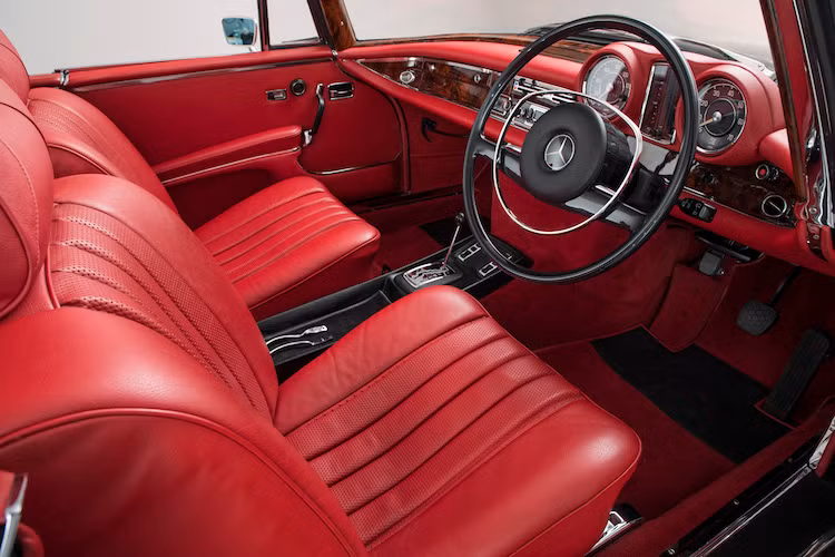 Dù dựa trên cơ sở bản sedan nhưng Mercedes 280 SE 3.5 Cabriolet có bảng táp-lô thiết kế khác biệt. Không chỉ có cụm đồng hồ tách rời nhau, chiếc xe còn sở hữu táp-lô với kiểu dáng mềm mại hơn những chiếc W108 Sedan khác. Với nội thất hoàn toàn chìm trong tông màu đỏ và sử dụng các chất liệu cao cấp, chiếc xe vẫn đầy đẳng cấp sau nhiều năm.