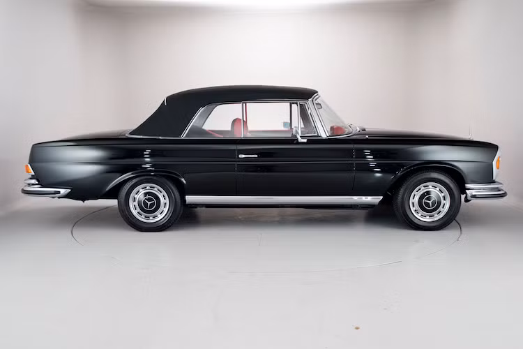 Với độ hiếm của mình, hiện nay phiên bản này có giá bán lại rất cao. Đã được phục chế như mới, chiếc xe 280 SE 3.5 Cabriolet trong bài viết có giá lên tới 290.000 Bảng (tương đương 8,55 tỷ đồng).