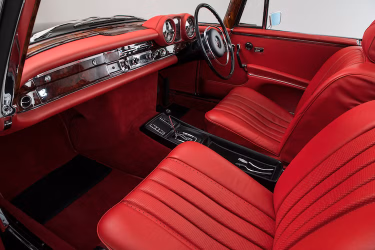 Hiếm nhất trong số các phiên bản 280 SE 3.5 Cabriolet là những chiếc xe có tay lái nghịch và cần số dời xuống bệ trung tâm, thay vì nằm sau vô-lăng. Chỉ có tổng cộng 68 chiếc xe với cấu hình như trên từng được Mercedes sản xuất. Chiếc xe trong bài viết thuộc đời 1970 và là một trong số 68 chiếc 280 SE Cabriolet "siêu hiếm" này.