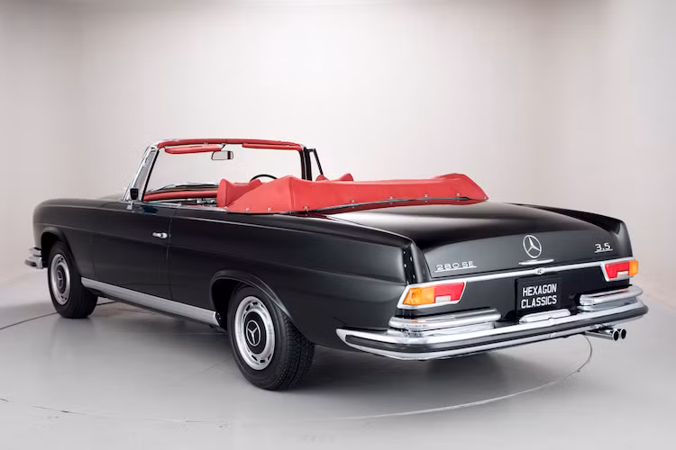 Dù ra đời từ lâu nhưng chiếc xe vẫn có thể đạt tốc độ tối đa 200 km/h, khiến nó vẫn "đủ dùng" trên đường phố hiện đại. Ngày nay, những chiếc Mercedes W108 nói chung và phiên bản mui trần nói riêng vẫn rất được dân chơi xe ưa chuộng. Tuy nhiên, phiên bản 280 SE 3.5 Cabriolet tay lái nghịch lại chỉ dành cho các nhà sưu tập lắm tiền nhiều của.