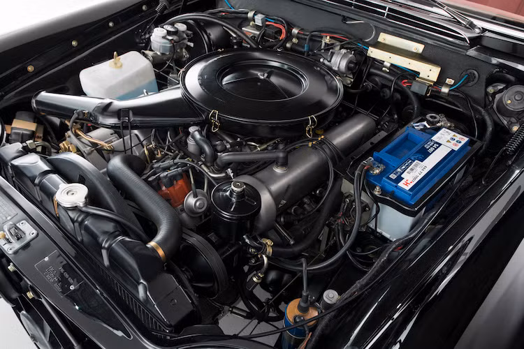 Cung cấp sức mạnh cho 280 SE 3.5 Cabriolet là khối động cơ SOHC 2 van V8 3.5l nạp khí tự nhiên, sử dụng hệ thống phun nhiên liệu cơ với mã hiệu M116. Động cơ này có công suất tối đa 201 mã lực, truyền sức mạnh tới cầu sau thông qua hộp số tự động 4 cấp.