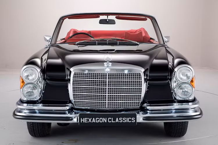 Trong số các phiên bản Mercedes W108 mui trần, chiếc Mercedes 280 SE 3.5 là phiên bản cao cấp nhất, sang trọng nhất và nhanh nhất. Nó được thiết kế để cạnh tranh trực tiếp với các dòng xe siêu sang mui trần tới từ Anh của Rolls-Royce hay Bentley.