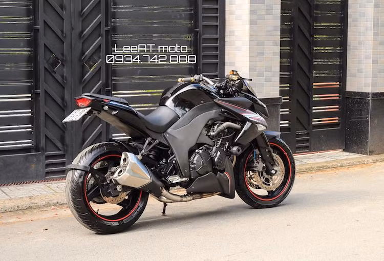 Trong khi đó, do phần khung của Hornet 600 có kiểu dáng khác Z1000 nên người thợ độ đã chế mủ cho chiếc xe những tấm ốp che hai bên thân liền lạc. Ngay cả các đèn hậu và đèn pha cũng đã được lấy từ Z1000 thật.