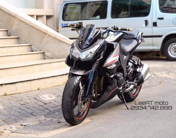 Mẫu môtô phân khối lớn khá phổ biến tại Việt Nam là Honda Hornet 600 đã được một xưởng độ Sài Gòn "phẫu thuật thẩm mỹ" toàn diện để chiếc xe mang "nhận dạng" giống Kawasaki Z1000 tới 99%.