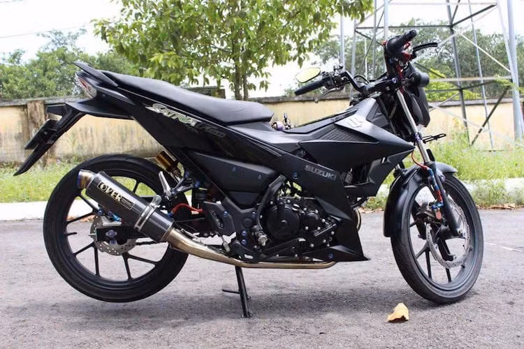 Khối động cơ nguyên bản của Satria FU150 FI vốn đã mạnh nhất phân khúc xe côn tay underbone 4 kỳ, nay đã có tiếng nổ ấn tượng hơn xe nguyên bản nhờ có cổ pô mới và cây pô Over bằng sợi carbon tới từ Nhật Bản.