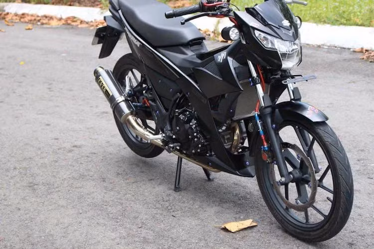 So với thế hệ trước, Satria FU150 FI đã được thiết kế lại hoàn toàn với kiểu dáng sắc sảo hơn và nhiều công nghệ mới. Đã thỏa mãn với vẻ ngoài nguyên bản của chiếc xe, một biker tại miền Nam đã tìm cách nâng cấp mẫu xe côn tay này bằng cách trang bị dàn "đồ chơi" cao cấp, là "niềm mơ ước" của nhiều người chơi xe.
