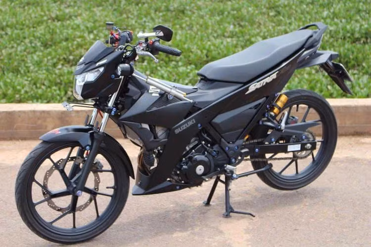 Trước khi được bán chính thức ở Việt Nam dưới tên gọi Suzuki Raider 150 FI, mẫu xe côn tay hyper underbone Suzuki Satria FU150 FI đã từng được một số cửa hàng tư nhân nhập về Việt Nam từ thị trường Indonesia. Về thiết kế, 2 phiên bản này gần như y hệt nhau, ngoại trừ đèn xi-nhan được tích hợp vào chóa đèn pha/hậu và pad biển số trước trên Satria.