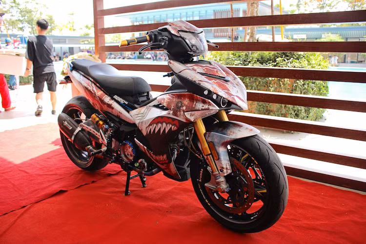 Trong khuôn khổ ngày hội Honda SH toàn quốc 2017 lần thứ 2 đã vừa được tổ chức tại Hà Nội vào ngày Chủ Nhật 4/6/2017, chiếc Yamaha Exciter 135 độ "khủng" nhất Việt Nam đã xuất hiện. Chủ nhân của chiếc xe này là một biker có tiếng tại Sài Gòn, và cũng là người sở hữu chiếc Honda SH 2011 Italia độ "khủng" nhất Việt Nam.