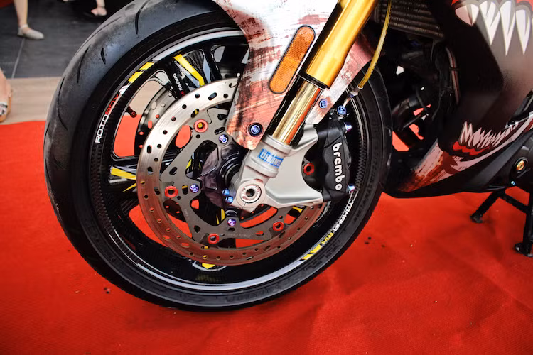 Chi tiết "khủng" nhất trên chiếc xe đó là bộ mâm Rotobox carbon vốn dành cho Yamaha R1M với giá lên tới gần 80 triệu đồng. "Dàn chân" trước của chiếc Exciter này cũng được trang bị hàng loạt phụ tùng "hàng hiệu" như dè carbon, phuộc Ohlins, heo Brembo 4 piston cho cả 2 đĩa.