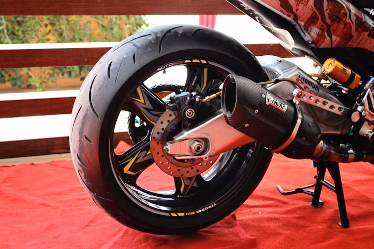 Để có thể lắp được mâm sau Rotobox bản lớn, gắp Yamaha R6 vẫn tiếp tục được sử dụng giống như bản độ Exciter 150 trước đó của chủ xe. Mặc dù có cặp bánh rất lớn nhưng theo chủ xe, chiếc Exciter 135 này vẫn có khả năng tăng tốc lớn nhờ độ trái 62. Ngoài ra, trọng lượng của cặp mâm "khủng" Rotobox cũng nhẹ hơn cả mâm zin của Exciter 150.