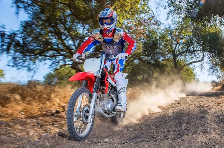 Thay vì cấu hình bánh sau/trước 16/19 inch như trên phiên bản hiện tại, CRF150 thế hệ mới cũng sẽ có vành 18/21 inch lớn hơn để tăng khoảng sáng gầm xe. Cuối cùng, bảng đồng hồ của xe sẽ được nâng cấp lên đồng hồ điện tử mới giống nhiều dòng côn tay phân khối nhỏ khác của Honda hiện nay.