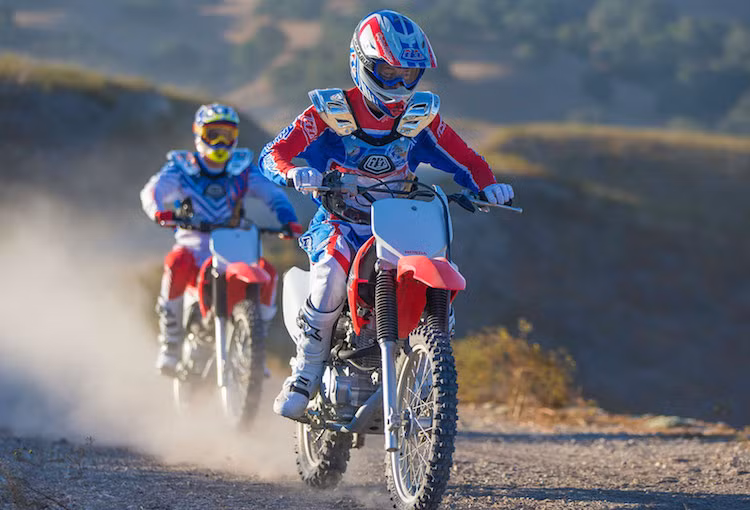 Ngoài các thay đổi nêu trên, Honda CRF150 vẫn sẽ giữ nguyên khung và động cơ như trên thế hệ hiện tại. Động cơ của xe có dạng 1 xi-lanh SOHC 2 van dung tích 149,2 cc, làm mát bằng không khí với công suất 13,2 PS và mô-men xoắn cực đại 12,7. Sức mạnh của động cơ được điều khiển qua hộp số 5 cấp côn tay.