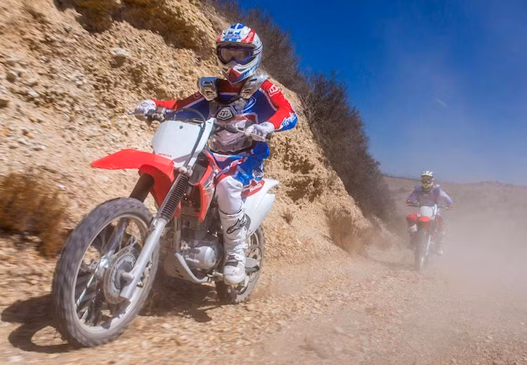 Theo dự kiến, vào cuối tháng 6 tới Honda CRF150 thế hệ mới sẽ được ra mắt chính thức tại Indonesia. Giá bán dự kiến của xe sẽ chỉ nằm trong khoảng từ 30 triệu Rupiah (tương đương 51,1 triệu đồng).